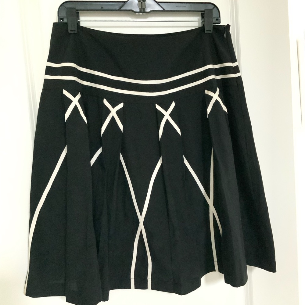 ÍSHYU Black Skirt - Picture 2 of 2